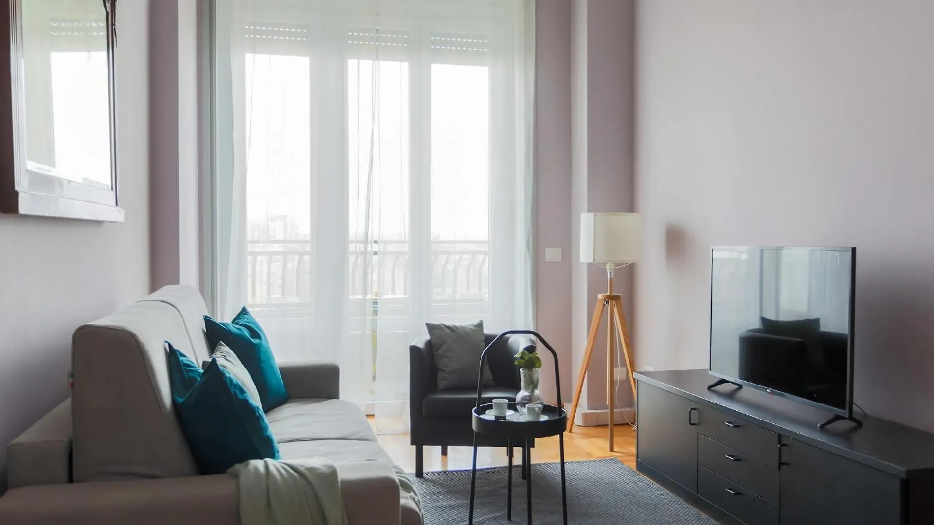 The Best Rent - Spacious One-Bedroom Apartment In Moscova District Milán Italia